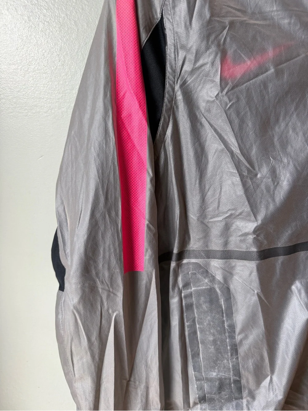 Nike Women’s Gray Pink Lightweight Running Windbreaker Jacket